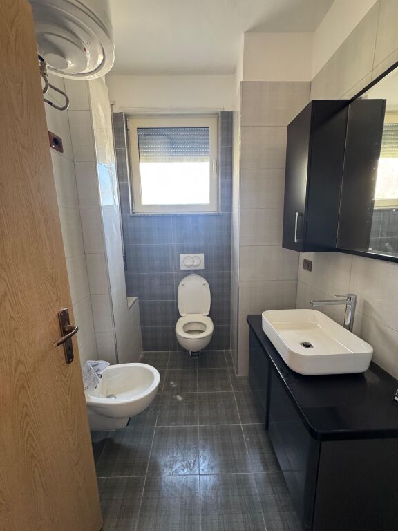 Shitet Apartament 2+1+2+2 Plazh Durres