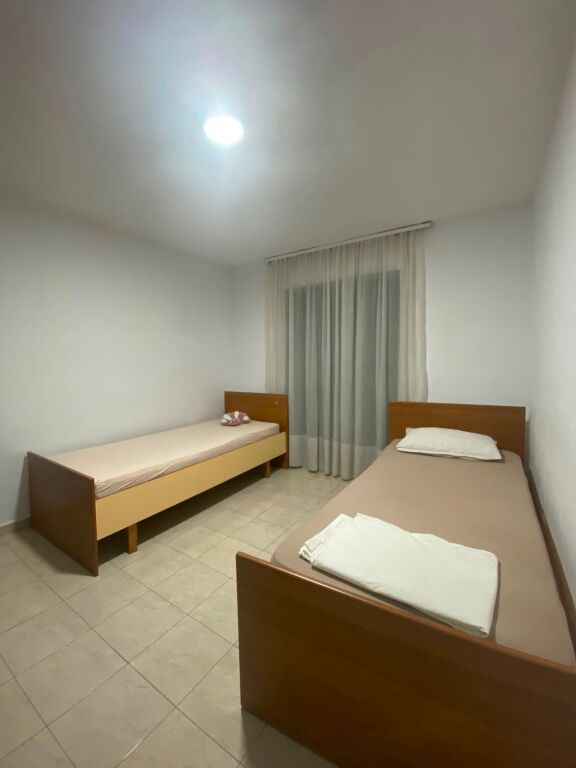 🏡 Apartament 1+1 me qera  📍 Pranë qendrës, ngjitur me shkollën Vasil Shanto 💰 Çmimi: 50.000 Lekë/Muaj