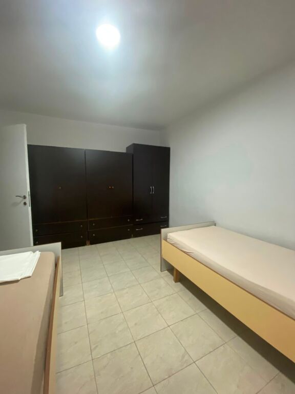 🏡 Apartament 1+1 me qera  📍 Pranë qendrës, ngjitur me shkollën Vasil Shanto 💰 Çmimi: 50.000 Lekë/Muaj
