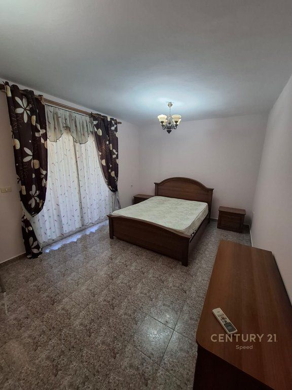 Apartament 3+1 per qira te Komuna e Parisit