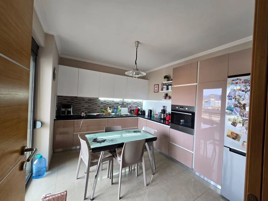 Apartament 3+1+2 per shitje, Rruga e Kosovareve!
