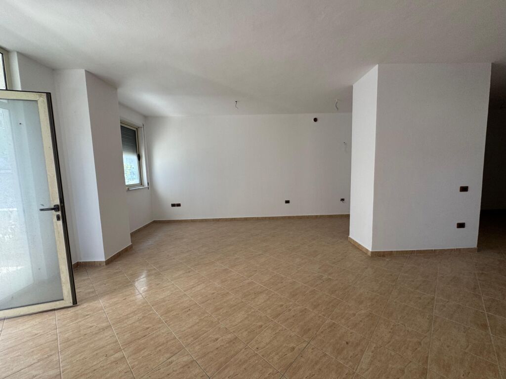 Shitet Apartament 2+1+2+2 Plazh Durres