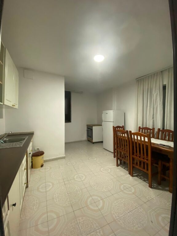 🏡 Apartament 1+1 me qera  📍 Pranë qendrës, ngjitur me shkollën Vasil Shanto 💰 Çmimi: 50.000 Lekë/Muaj