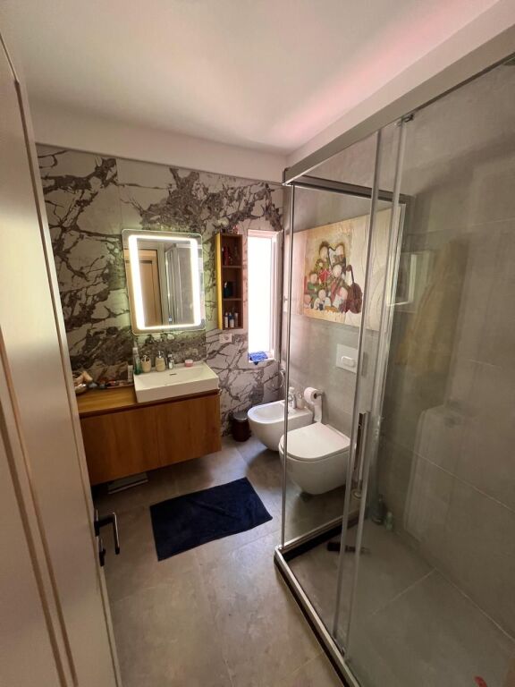 Ofrohet për Shitje Apartament 2+1+2 në Vilën e Zogut!