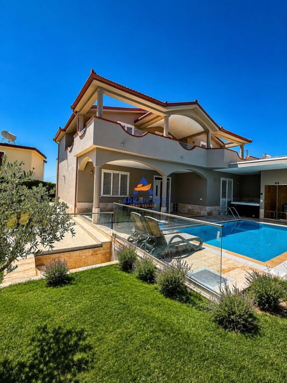 SHITET VILË LUKSOZE ME PISHINE 2 KATE "PRANE LIQENIT TE RUBJEKES, DURRES" 400.000 EURO