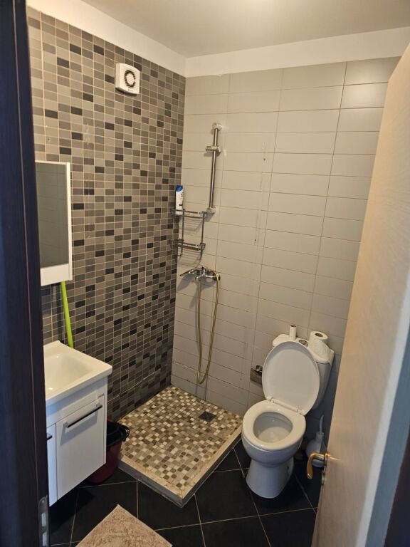 Jepet Apartament 2+1 me qera Tek Kompleks Kontakt, 21 Dhjetori   ID 5272