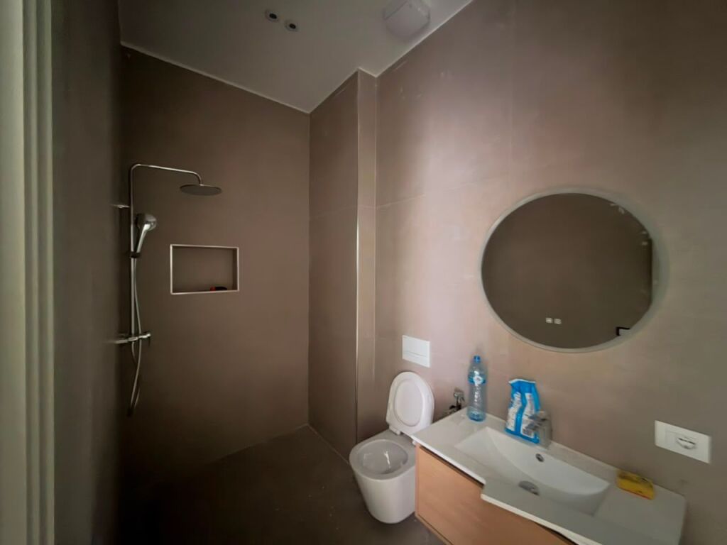 Njësi për Biznes me Qira — Rr. 5 Maji, Tiranë