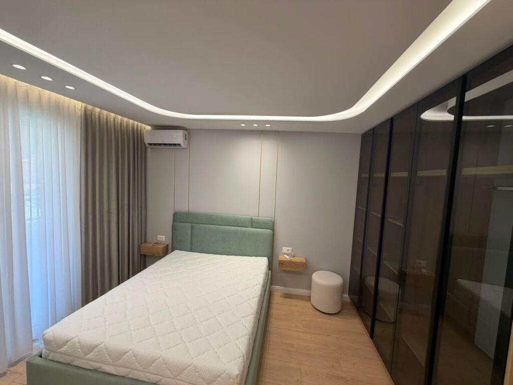 SHITET APARTAMENT 1+1 – PRANË LIQENIT TË TIRANËS 📍