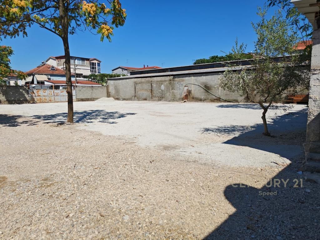 Jepet me qira tokë 1,000 m² pranë Spitalit Amerikan 2!