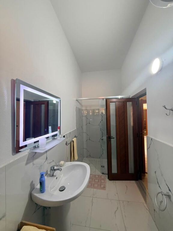Casa Privata in Affitto all'Ingresso di Vlora 4 + 1 + 3 bagni