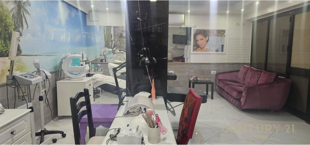 Ambient Komercial Me Qira në Rruga e Durrësit, Tirana