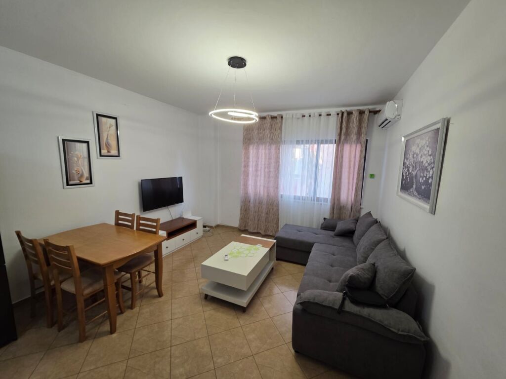 JEPET ME QIRA – APARTAMENT 1+1 | RRUGA 5 MAJI, TIRANË  📍 Rruga 5 Maji 🛏️ Apartament 1+1 🏢 Kati 4, me ashensor 💰 50.000 Lekë/muaj