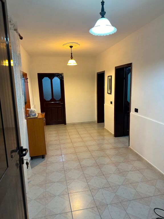 APPARTAMENTO IN VENDITA 2+1  📍 Via Muhamet Gjollesha (vicino al Ponte Vasil Shanto)  ✨ Appartamento in una delle zone più richieste di Tirana, con accesso immediato alla strada principale.  🔹 Tipologia: 2+1 🔹 Superficie: 65 m² lordo | 56 m² netto 🔹 Piano: 4, edificio esistente 🔹 2 balconi 🔹 Posizione sulla strada principale  💶 Prezzo: 158.000 €