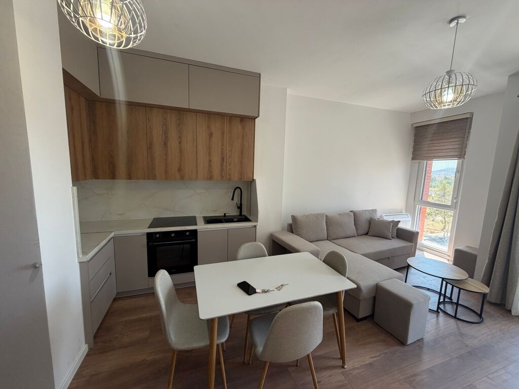 📣 QERA APARTAMENT 1+1 + PARKING 📍 Paskuqan  🏢 Pallat i ri 🛋️ Mobilim i ri, i pabanuar më parë 🚗 Post parkimi  💰 45.000 Lekë/Muaj – I PADISKUTUESHËM