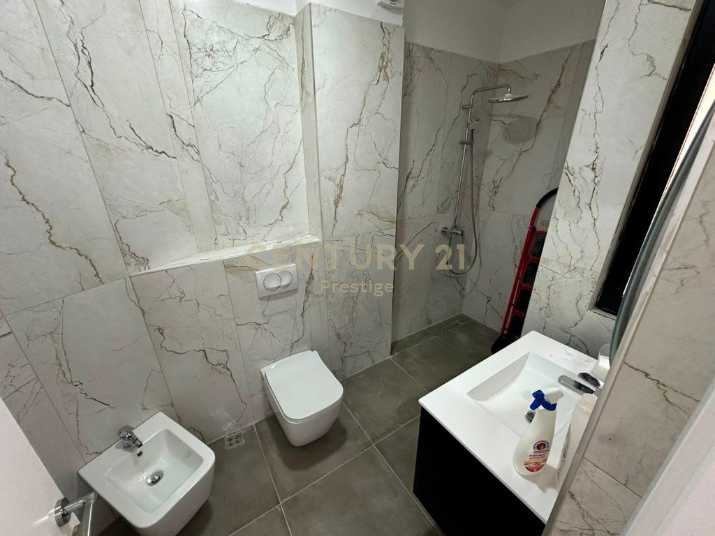 APARTAMENT 1+1 ME QIRA PRANE STACIONIT TE TRENIT, TIRANE !