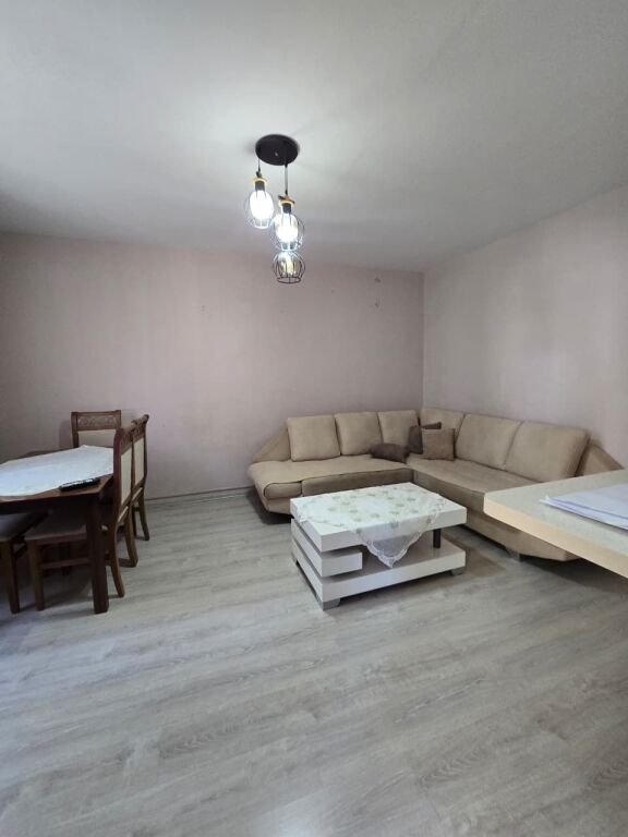 Jepet me qera apartament tek rr Ndre Mjeda