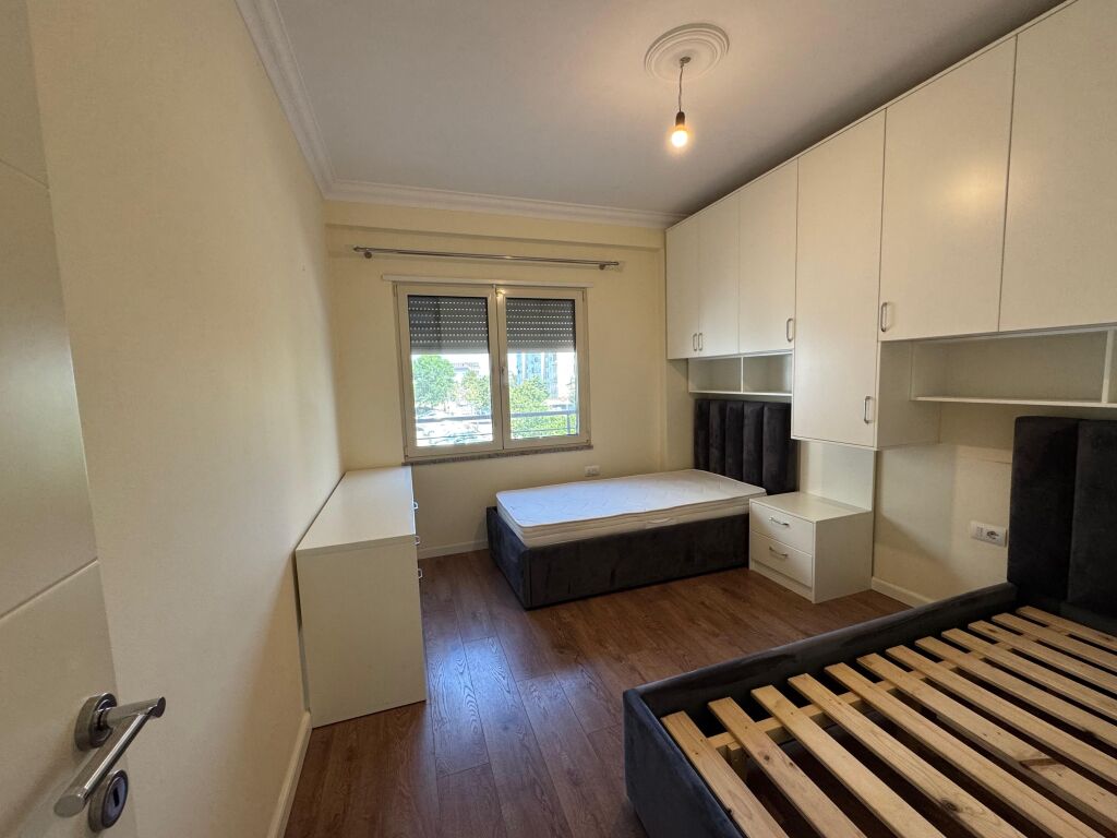 Jepet apartament me qera 3+1+2 tualete tek stadiumi