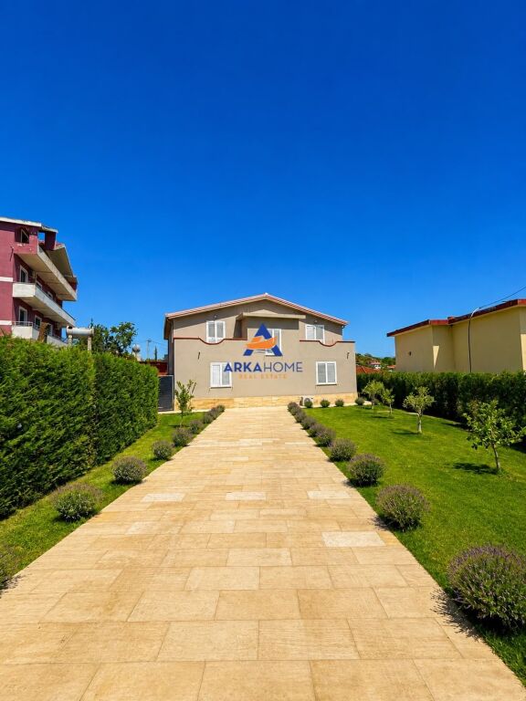 SHITET VILË LUKSOZE ME PISHINE 2 KATE "PRANE LIQENIT TE RUBJEKES, DURRES" 400.000 EURO