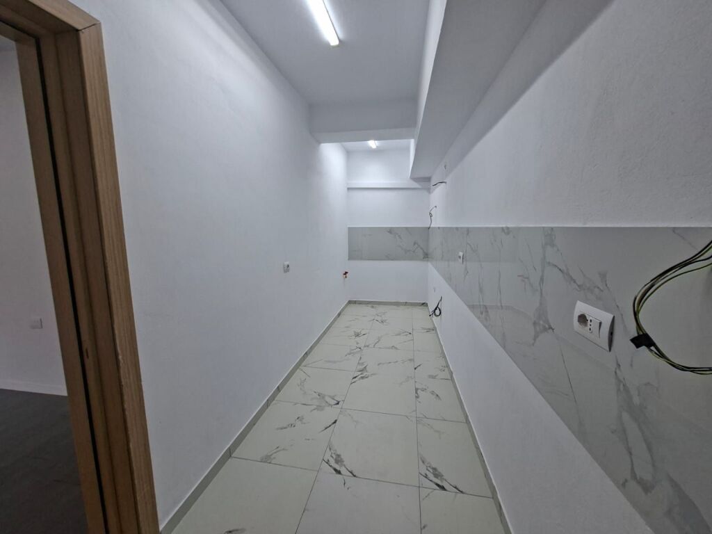 Affitto | Ambjent Biznesi | Rruga 5 Maji | 450 €/mese