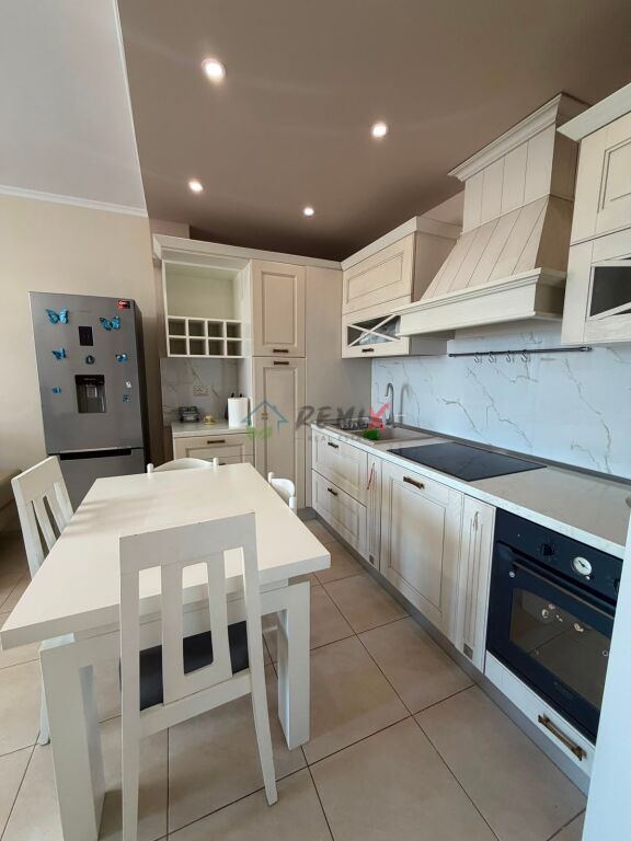 🏡 Jepet me qera apartament modern 2+1 në një rezidencë të qetë dhe të gjelbëruar!