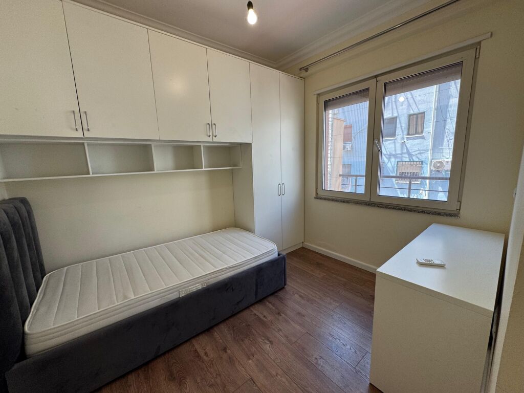 Jepet apartament me qera 3+1+2 tualete tek stadiumi