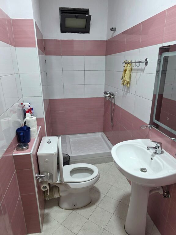 JEPET ME QIRA – APARTAMENT 1+1 | RRUGA 5 MAJI, TIRANË  📍 Rruga 5 Maji 🛏️ Apartament 1+1 🏢 Kati 4, me ashensor 💰 50.000 Lekë/muaj