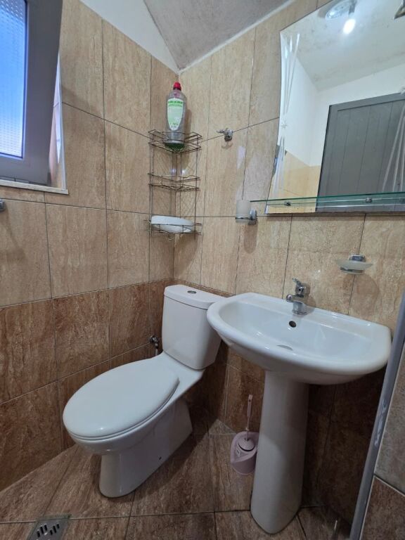 🏡 IN AFFITTO: Appartamento 2+1 | 80 m² | Vicino alla Facoltà di Economia – Gramoz Pashko | 45.000 Lek/Mese