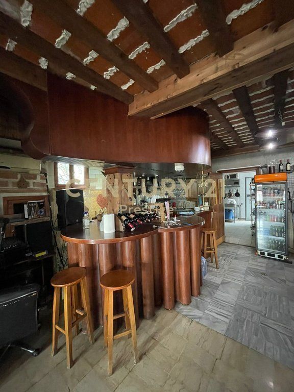 BAR-RESTORANT ME QIRA, VENDOSUR TEK RRETH-RROTULLIMI I SHKOZES!