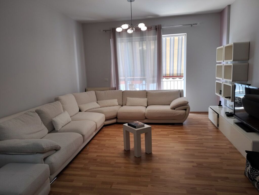 Apartament 2+1+2 - Rr. e Kavajes, Kisha Katolike