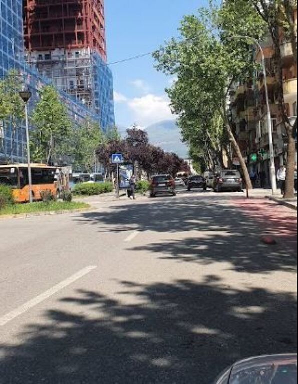 Jepet me qera ambient biznesi tek rruga e Kavajes prane kryqezimit te 21 Dhjetorit (ID 42711100)