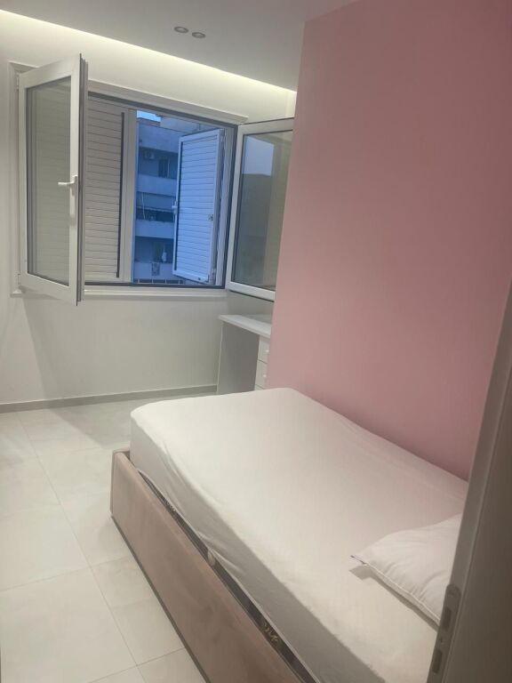 Apartament me qera 2+1 tek Rruga e Kavajes.
