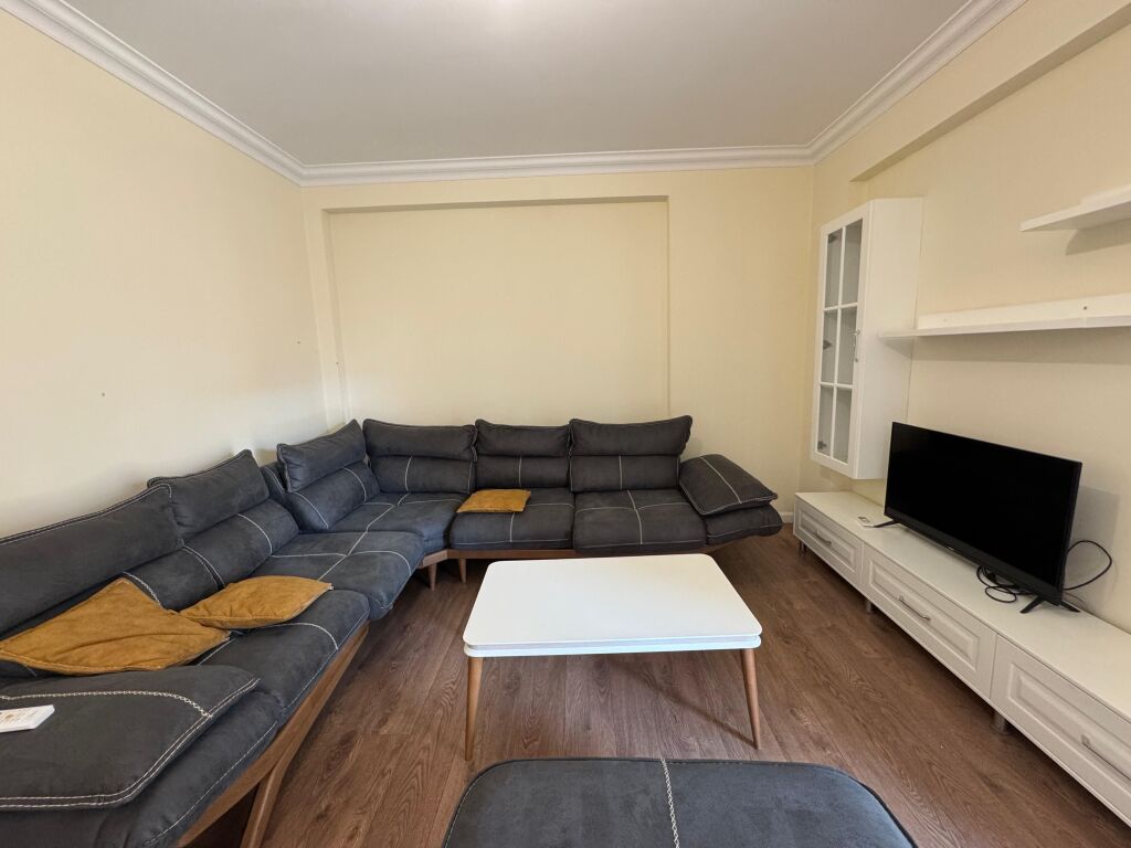 Jepet apartament me qera 3+1+2 tualete tek stadiumi