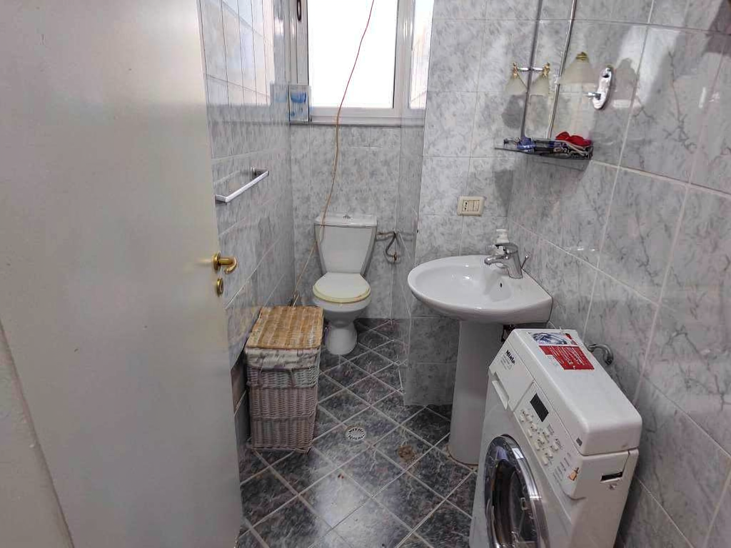 Apartament 2+1+2 - Rr. e Kavajes, Kisha Katolike