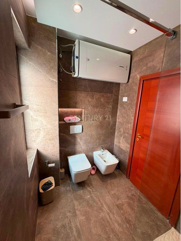 APARTAMENT 3+1+2 PER SHITJE PRANE THESARIT, FRESK! Sol146022