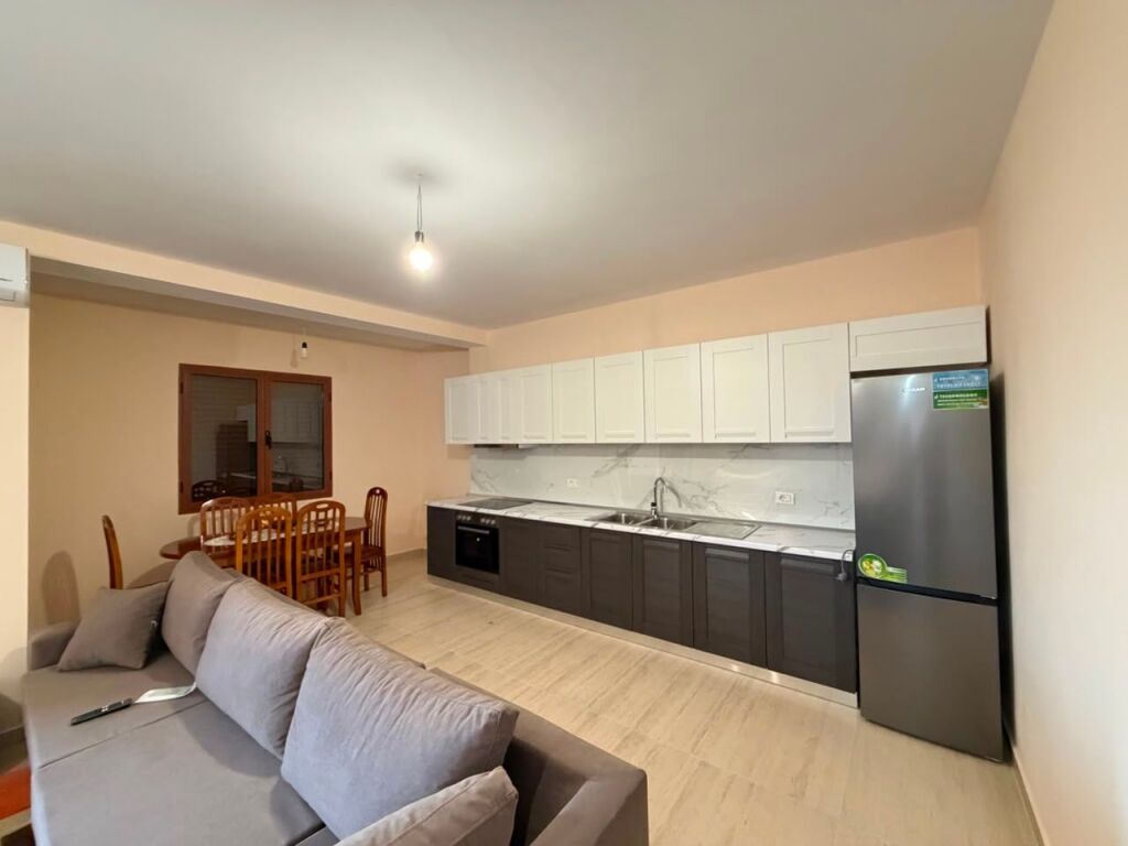 🏡 Jepet me Qera Apartament 2+1  📍 Adresa: Mbrapa Spitalit Ushtarak, Rruga Ramadan Cejku💰 Çmimi: 60.000 Lek/muaj