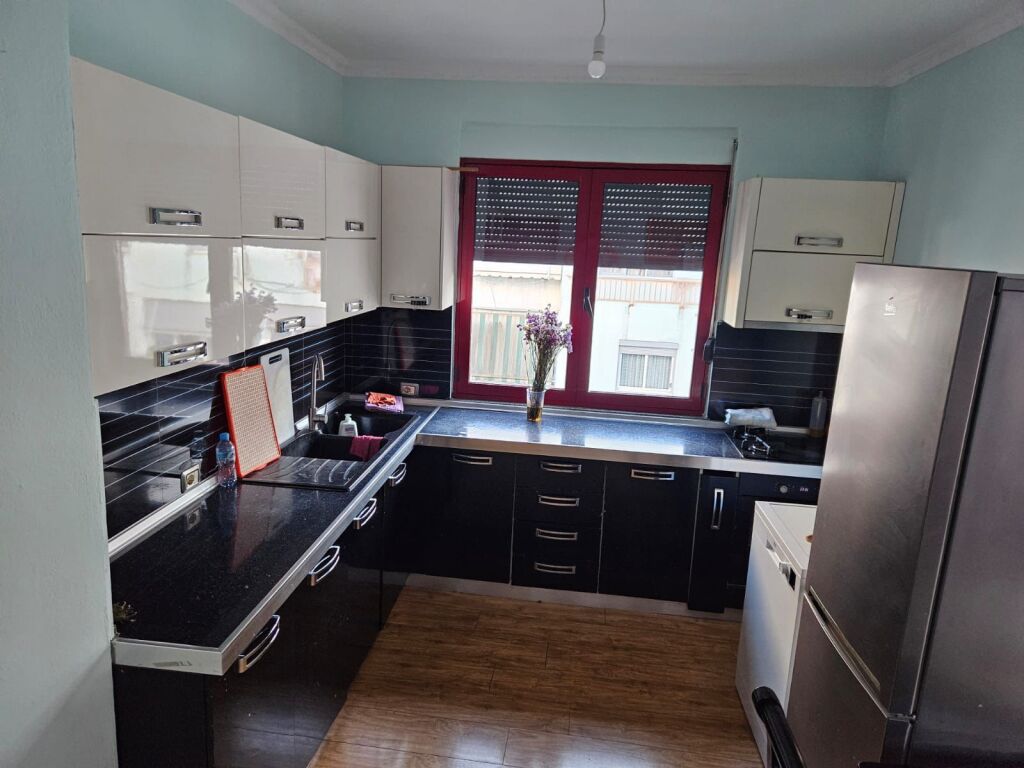 📢Jepet me qira apartament 2+1, i pozicionuar në katin e 6-të me ashensor, në zonën e Pallateve Çabej, Misto Mame.