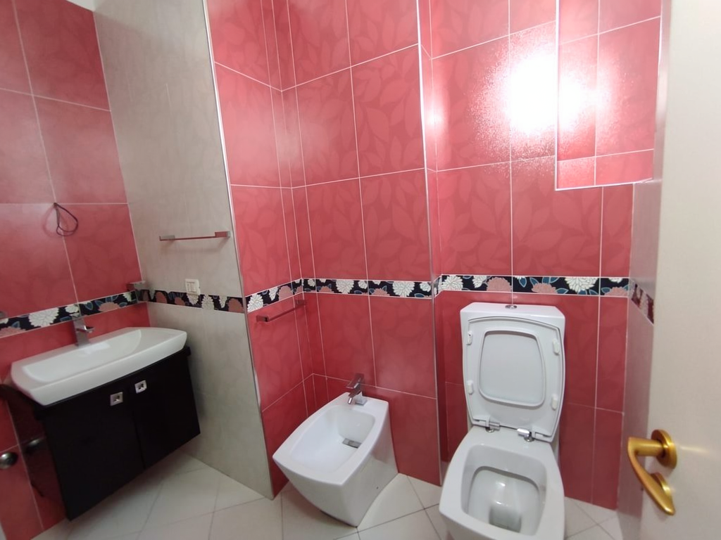 Apartament 2+1+2 - Rr. e Kavajes, Kisha Katolike