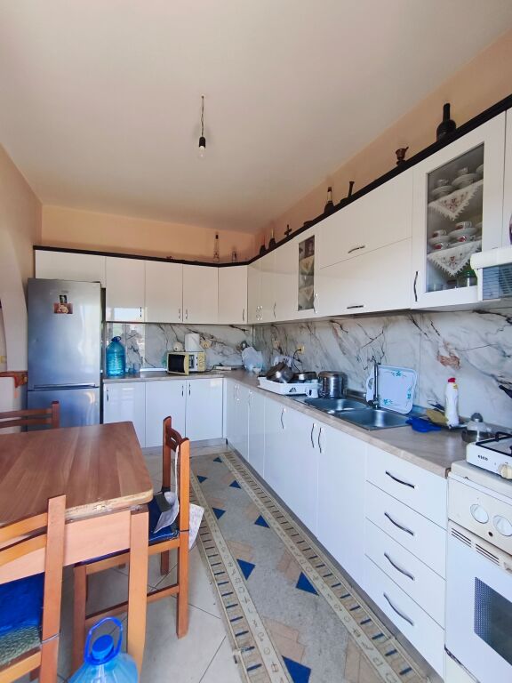 Casa Familiare con Due Piani e Terreno di 800 m² – Ottimo Potenziale di Investimento
