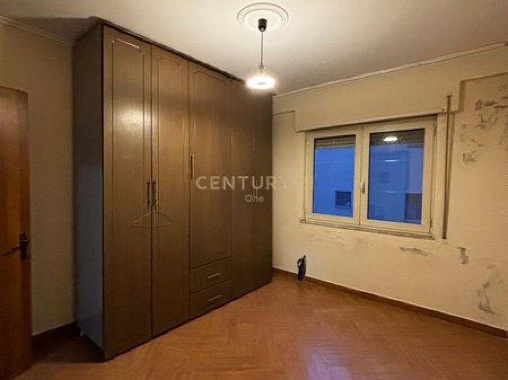 Shitet apartament 2+1+2 në Misto Mame