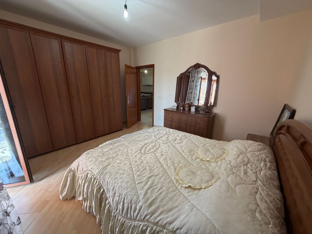 🏡 Jepet me Qera Apartament 2+1  📍 Adresa: Mbrapa Spitalit Ushtarak, Rruga Ramadan Cejku