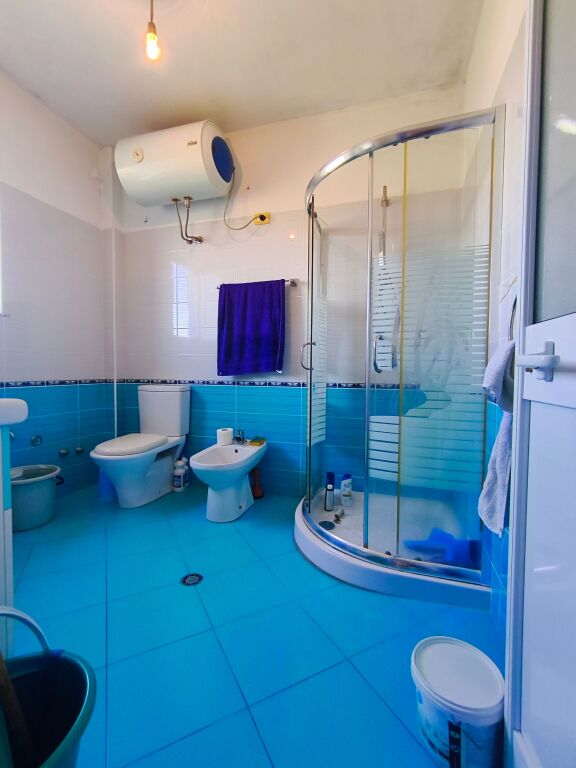 Casa Familiare con Due Piani e Terreno di 800 m² – Ottimo Potenziale di Investimento