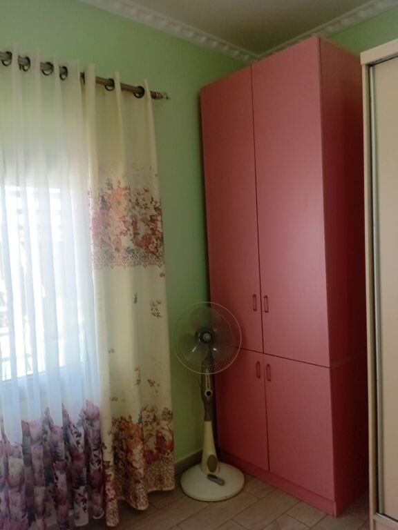 Jepet me Qera hyrje 1+1 te Kafja e Rremës