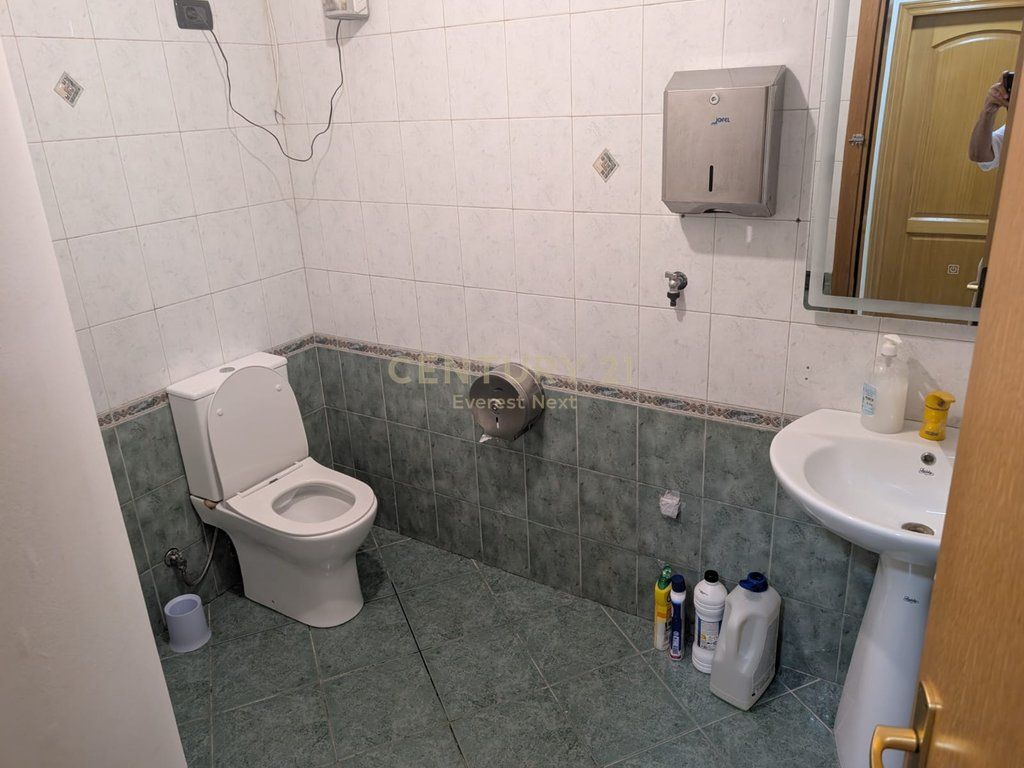 UFFICIO IN AFFITTO AL SKY TOWER – BLLOK! 4.300 € /Mese 400.000 Lek /Mese