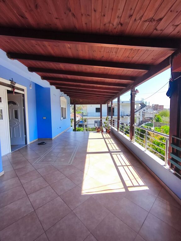 Casa Familiare con Due Piani e Terreno di 800 m² – Ottimo Potenziale di Investimento