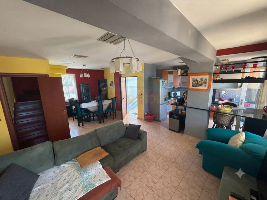 Shitet, Duplex 4+1+2, Rezidenca Kodra e Diellit 1, Tiranë.