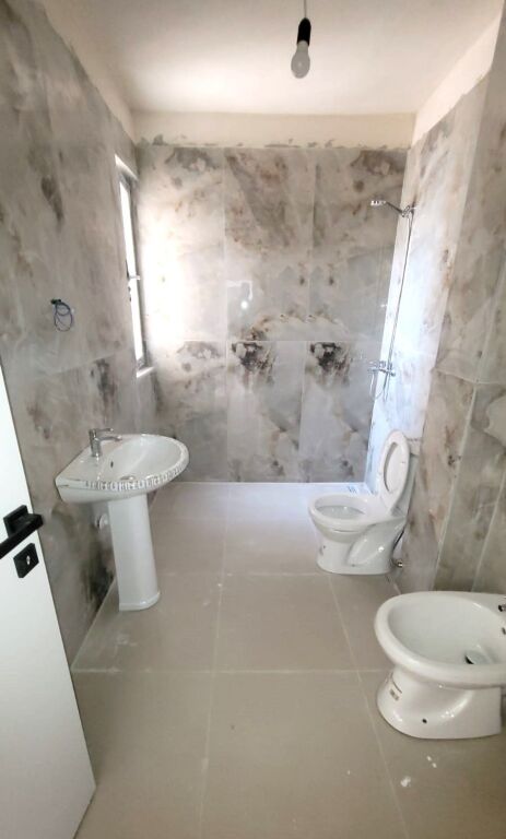 Shitet  apartament 3+1 Kavaje
