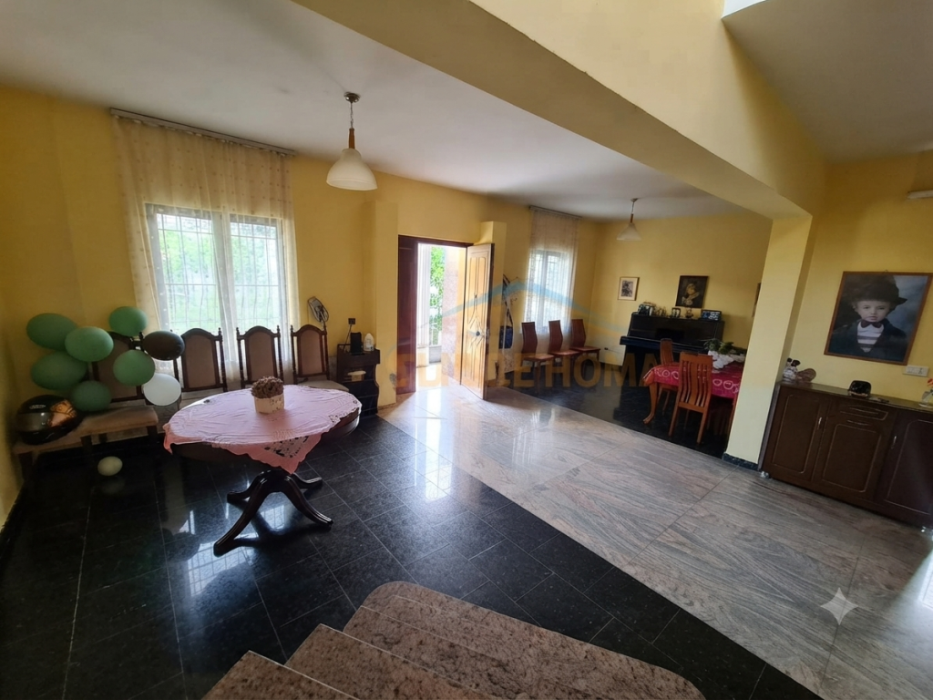 Qira, Vilë 3-katëshe, Komplesi Grand,Ish-Tregu Elektrik