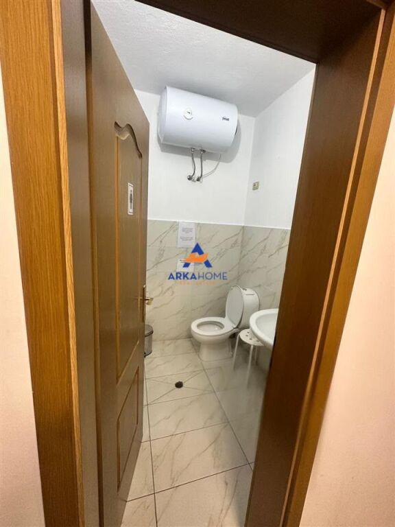 JEPET AMBIENT ZYRE ME QERA 140M2 "BLLOK" 250.000 LEKE