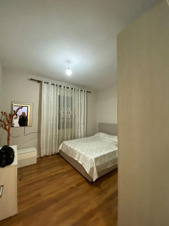 🏢Laprake,prane Shkolles se Mesme “Aleks Buda”jepet me qera apartament 1+1,i mobiluar.45,000Leke