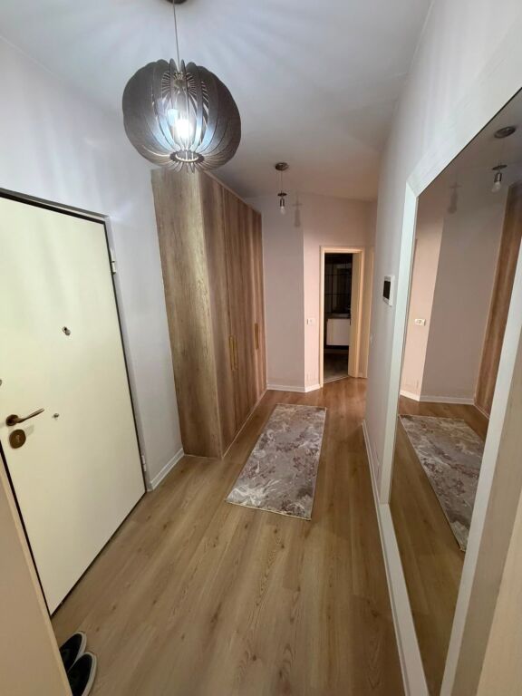 Apartament me qira 2+1, Astir